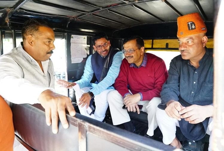 Arvind Kejriwal In Haridwar Road Show Today: Delhi Cm Arvind Kejriwal Sit  On Auto And Went To City, See Photos - Haridwar Road Show: जब ऑटो में बैठकर  हरिद्वार शहर घूमने निकले