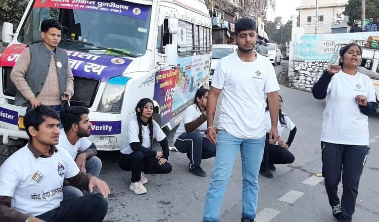 Banding untuk menggunakan hak suara melalui drama jalanan Kampanye Kesadaran Pemilih – Seruan untuk menggunakan hak suara melalui drama jalanan