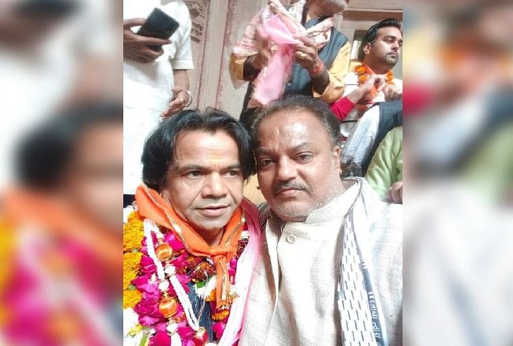 धर्मनगरी में अध्यात्म में रंगे राजपाल यादव: श्रीबांकेबिहारी मंदिर पहुंचे बॉलीवुड के हास्य कलाकार, दर्शन कर की पूजा-अर्चना मथुरा में राजपाल यादव