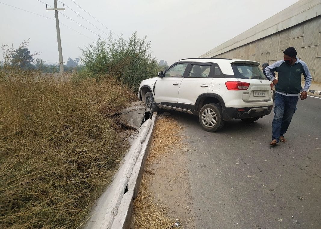 अलसुबह स्मॉग में सफेद पट्टी ना दिखने के चलते संतुलन बिगड़ी गाड़ी नाले से टकराई। फाइल फोटो। अलसुबह स्मॉग में सफेद पट्टी ना दिखने के चलते संतुलन बिगड़ी गाड़ी नाले से टकराई। फाइल फोटो।
