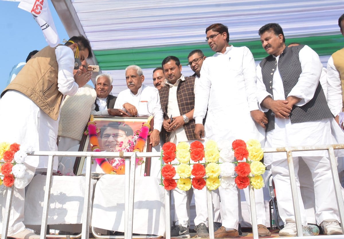 मुजफ्फरनगर के बघरा में आयोजित परिवर्तन संदेश रैली में अजित सिंह के चित्र पर पुष्प अर्पित करते रा?
