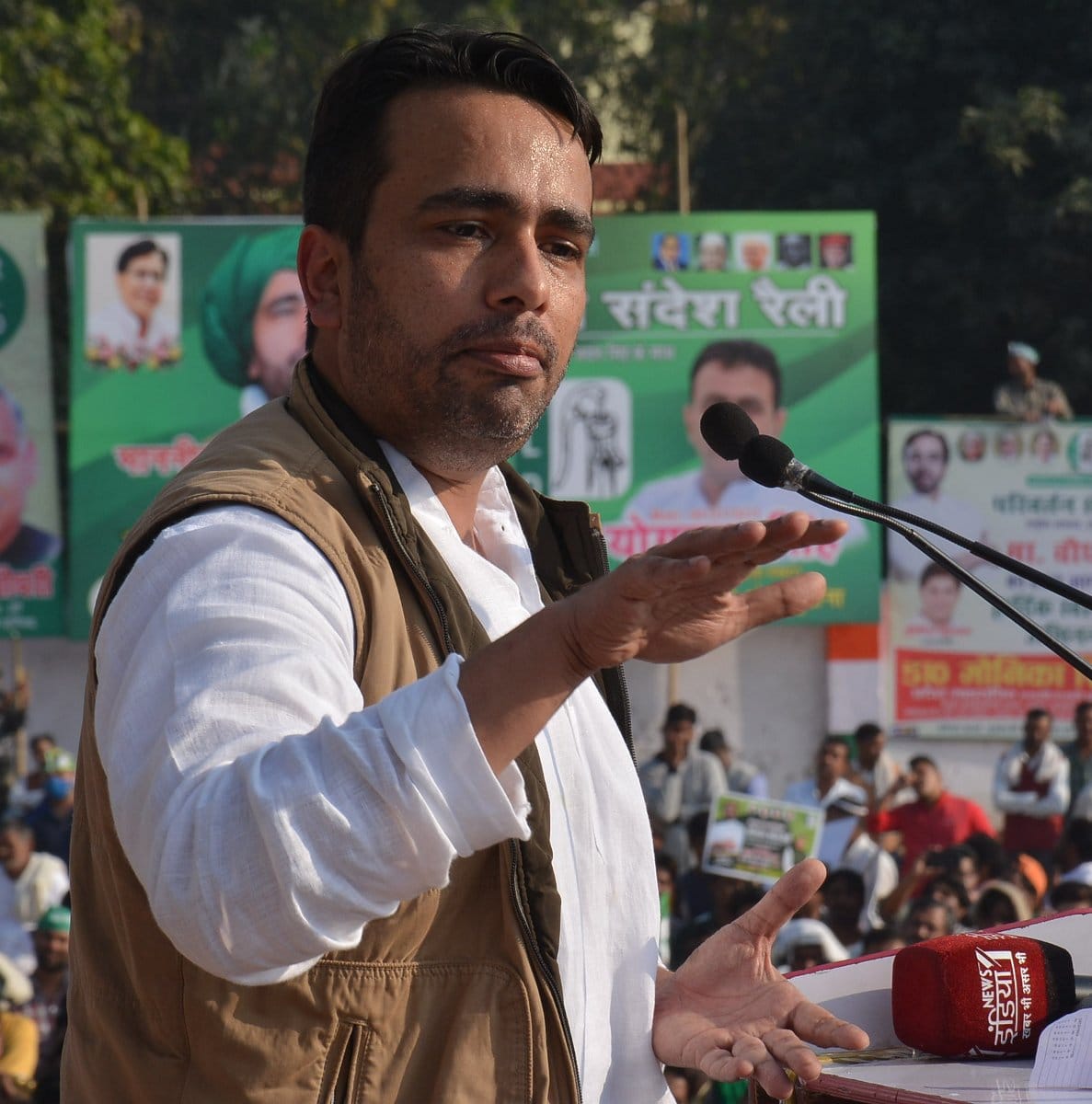 मुजफ्फरनगर के बघरा में आयोजित परिवर्तन संदेश रैली को संबोधित करते चौधरी जयंत सिंह। मुजफ्फरनगर के बघरा में आयोजित परिवर्तन संदेश रैली को संबोधित करते चौधरी जयंत सिंह।