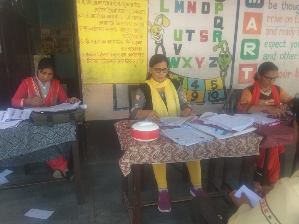 बिहारीगढ़ में बूथ पर कार्य करती बीएलओ बिहारीगढ़ में बूथ पर कार्य करती बीएलओ