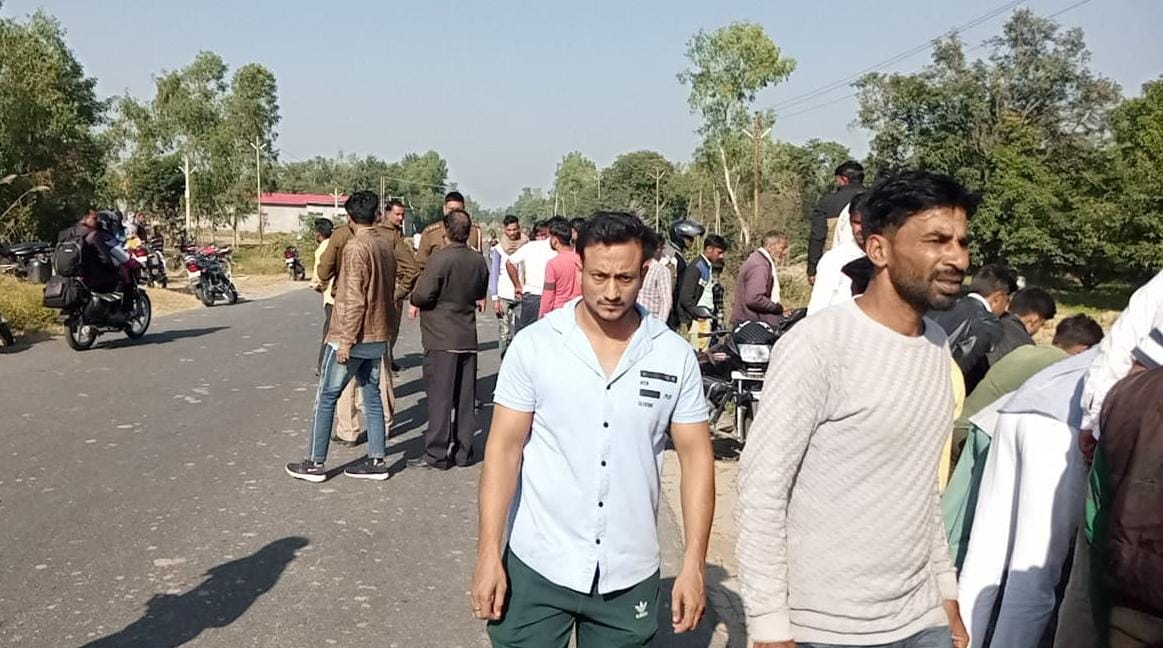बेहट के मिर्जापुर में हादसे के बाद हाईवे पर लगी भीड़