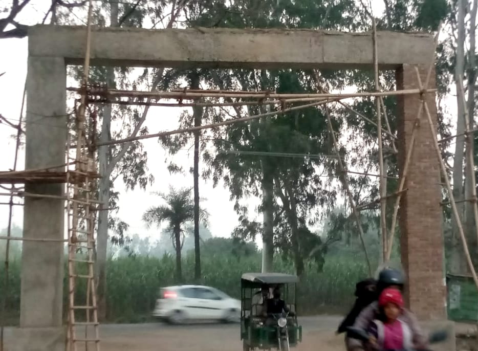 बिजनौर के राजपुर नवादा के पास बना गजलकार दुष्यंत कुमार की स्मृति में द्वार। बिजनौर के राजपुर नवादा के पास बना गजलकार दुष्यंत कुमार की स्मृति में द्वार।