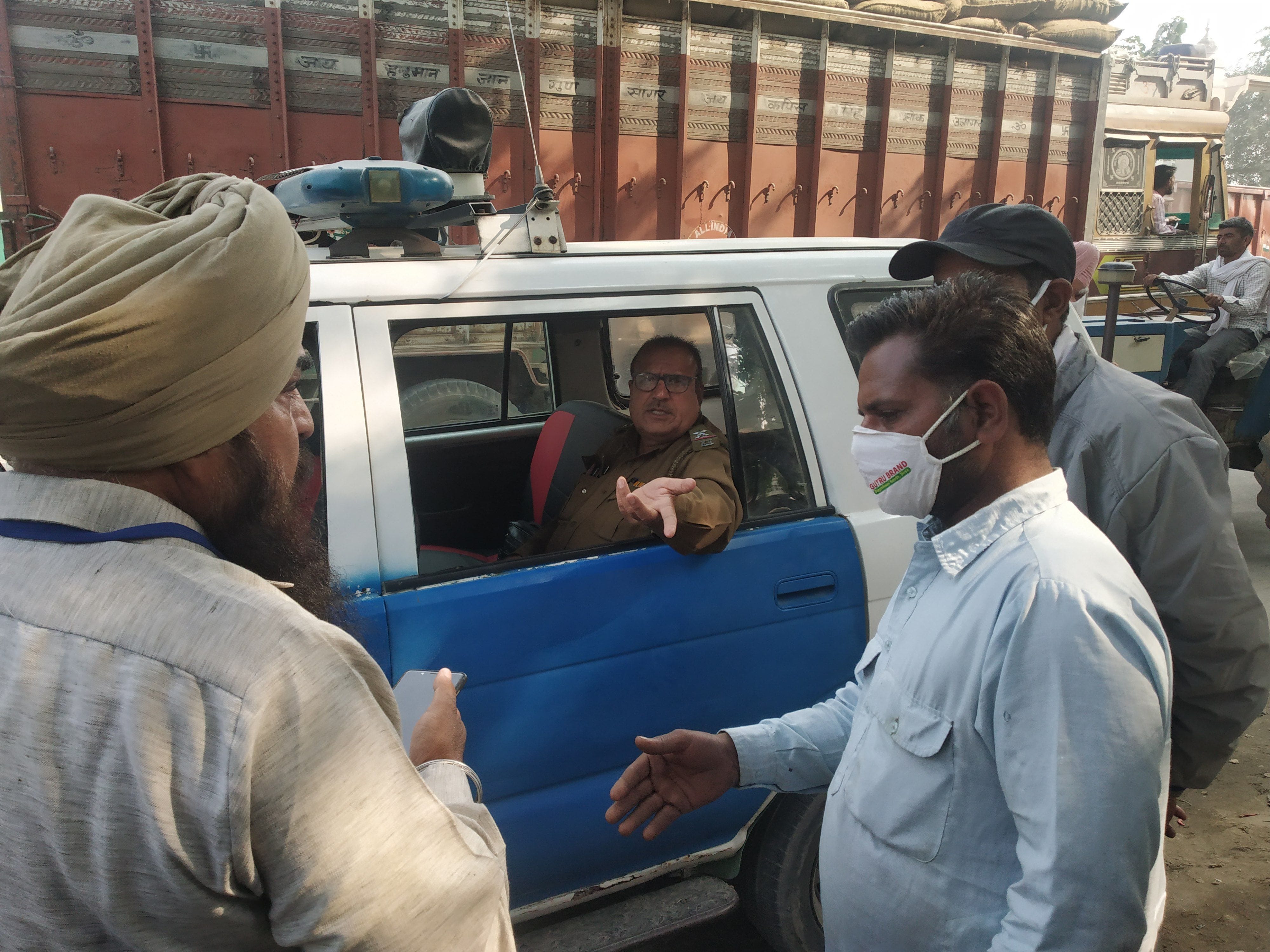 बिना दस्तावेजों के ट्रैक्टर चालकों के चालान करते पुलिस कर्मी। 