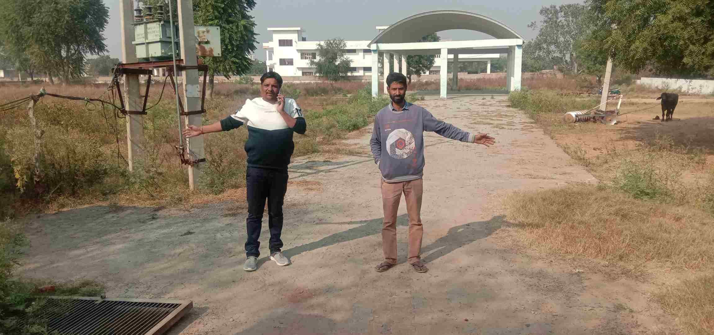 नीरपुर राजपूत के बदहाल पार्क को दिखाते ग्रामीण। संवाद नीरपुर राजपूत के बदहाल पार्क को दिखाते ग्रामीण। संवाद
