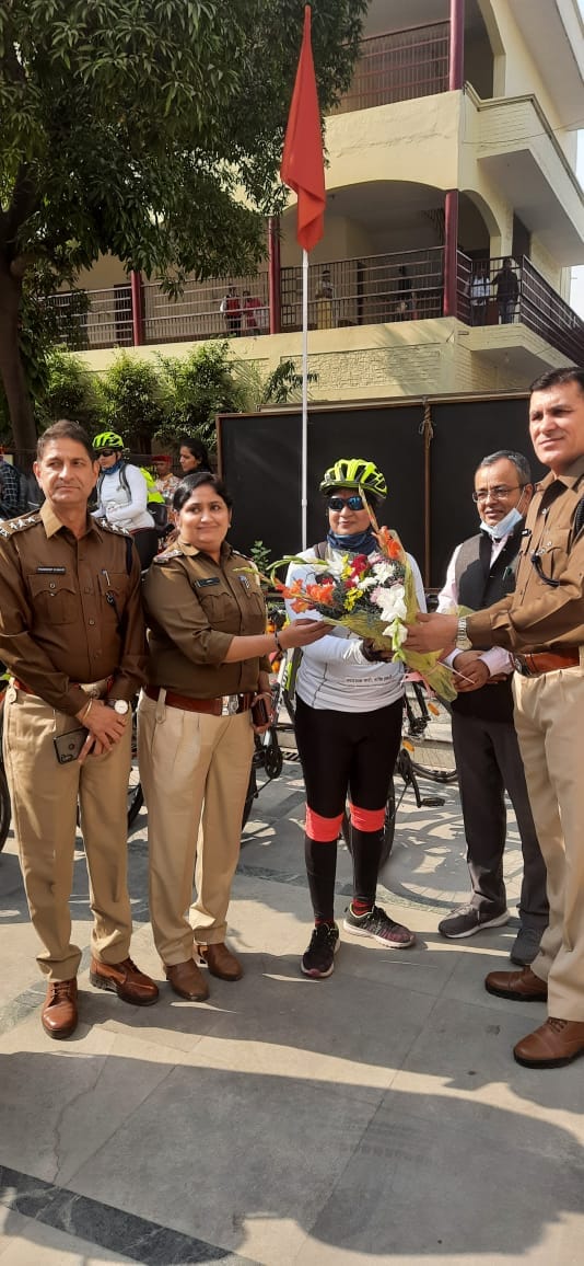 एसडी पीजी कॉलेज में पद्मश्री ममता सौदा जागृति यात्रा के साथ पहुंचीं, पुलिसकर्मियों ने उनका स्वा? एसडी पीजी कॉलेज में पद्मश्री ममता सौदा जागृति यात्रा के साथ पहुंचीं, पुलिसकर्मियों ने उनका स्वा?