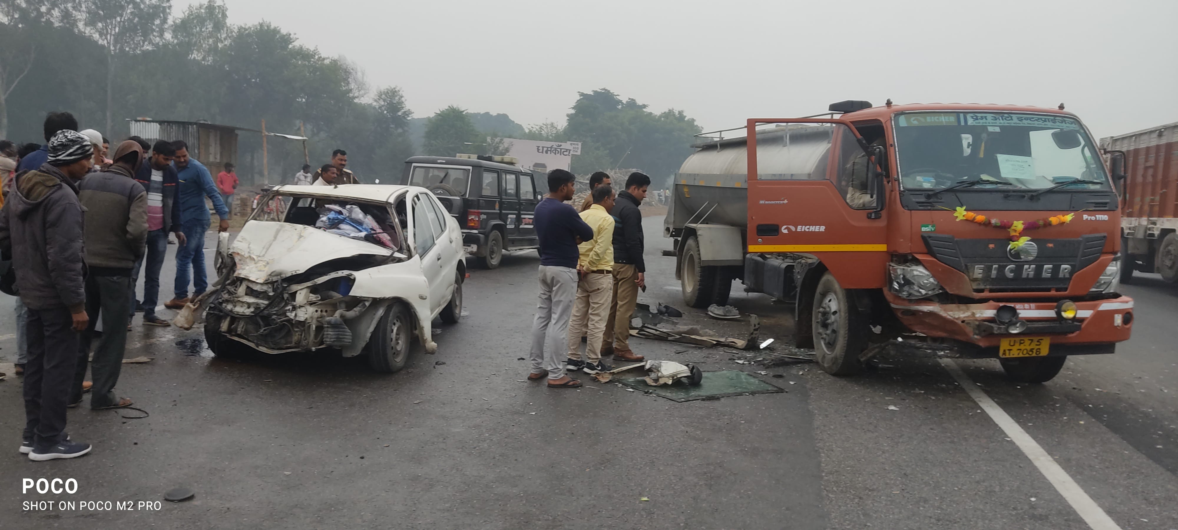 हाईवे पर हादसे के बाद खड़ी कार व टेंकर