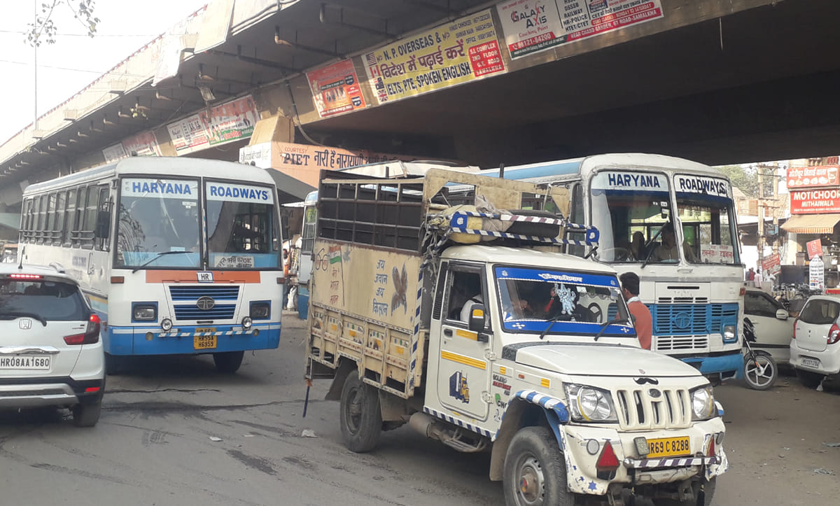 समालखा में रूट डायवर्जन की वजह से आने और जाने के एक ही मार्ग पर बसों के रुकने से बनी जाम की स्थिति