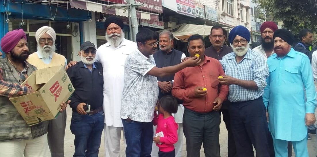 रुद्रपुर के डीडी चौक पर लड्डू बांटते समाजसेवी सुरेंद्र सिंघल। रुद्रपुर के डीडी चौक पर लड्डू बांटते समाजसेवी सुरेंद्र सिंघल।