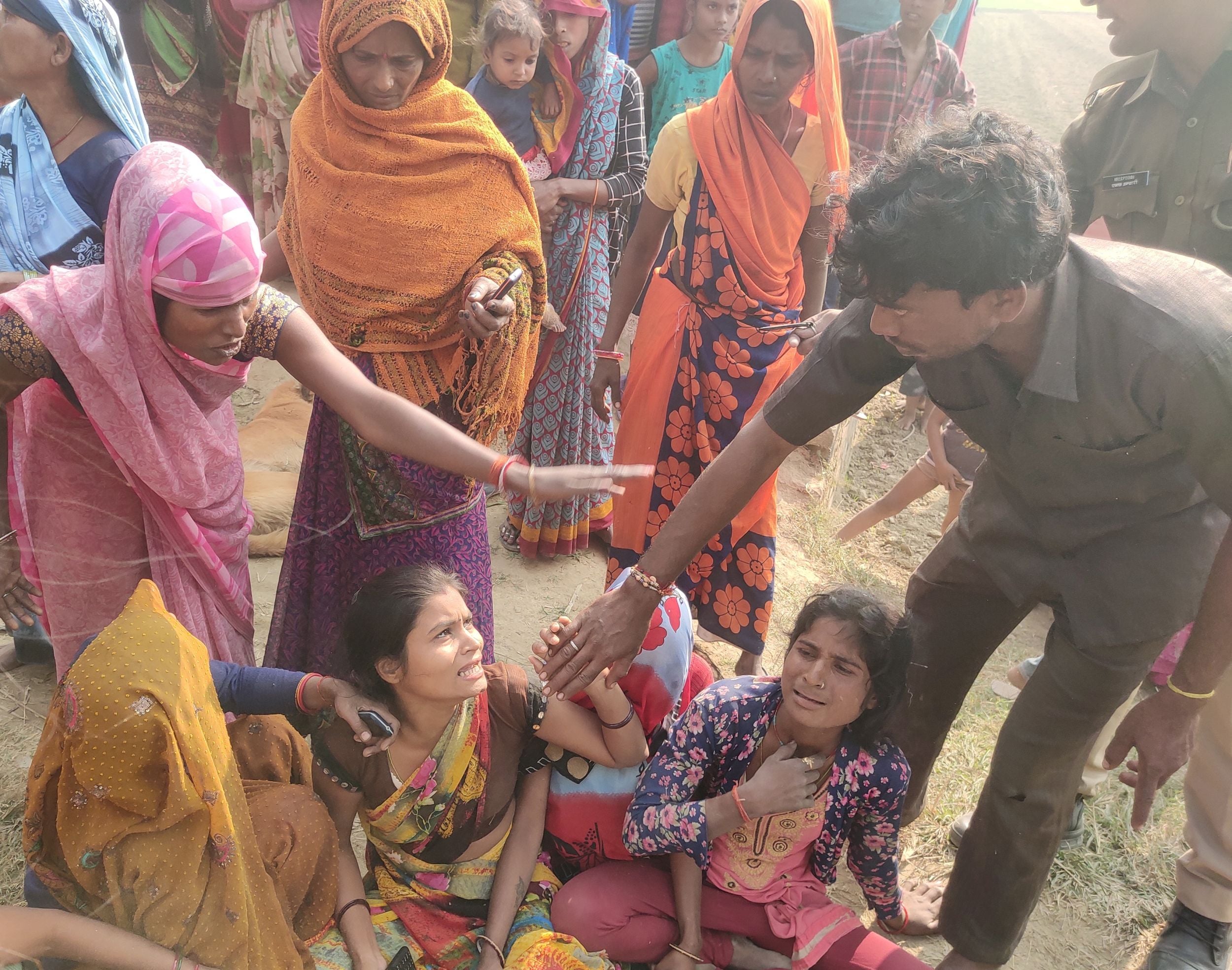 घटना स्थल पर रोते बिलखते छोटू के परिजन। संवाद