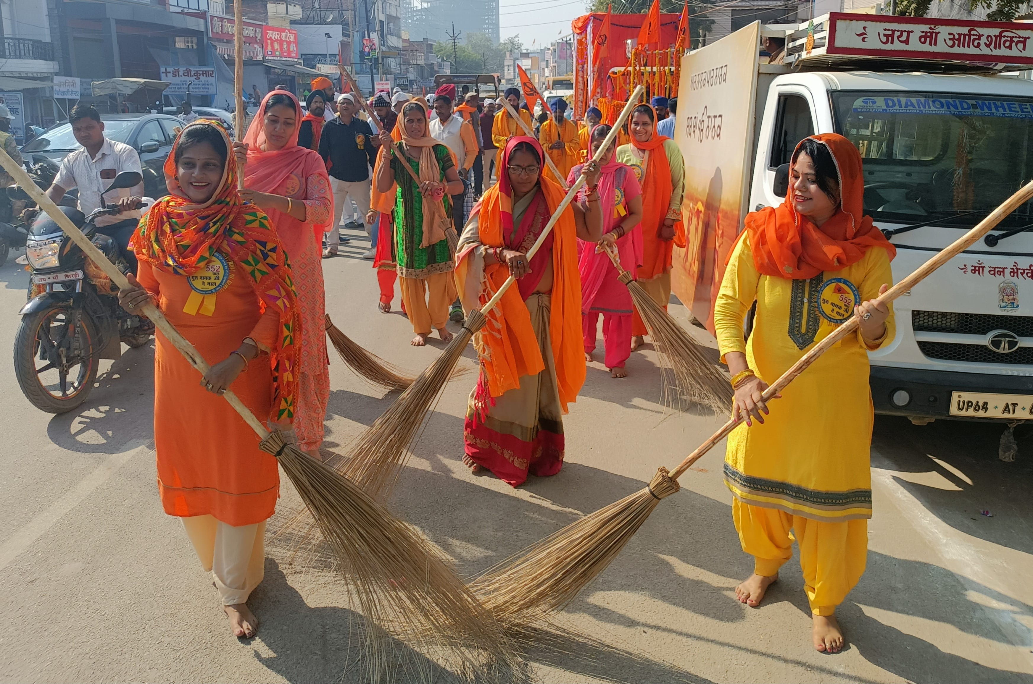 चोपन में गुरुनानक देव के प्रकाश पर्व पर निकली शोभा यात्रा मार्ग की सफाई करती महिलाएं। चोपन में गुरुनानक देव के प्रकाश पर्व पर निकली शोभा यात्रा मार्ग की सफाई करती महिलाएं।