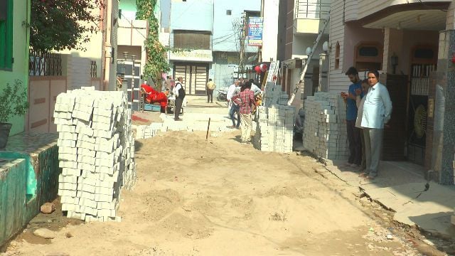 गली में चलता हुआ निर्माण कार्य। गली में चलता हुआ निर्माण कार्य।