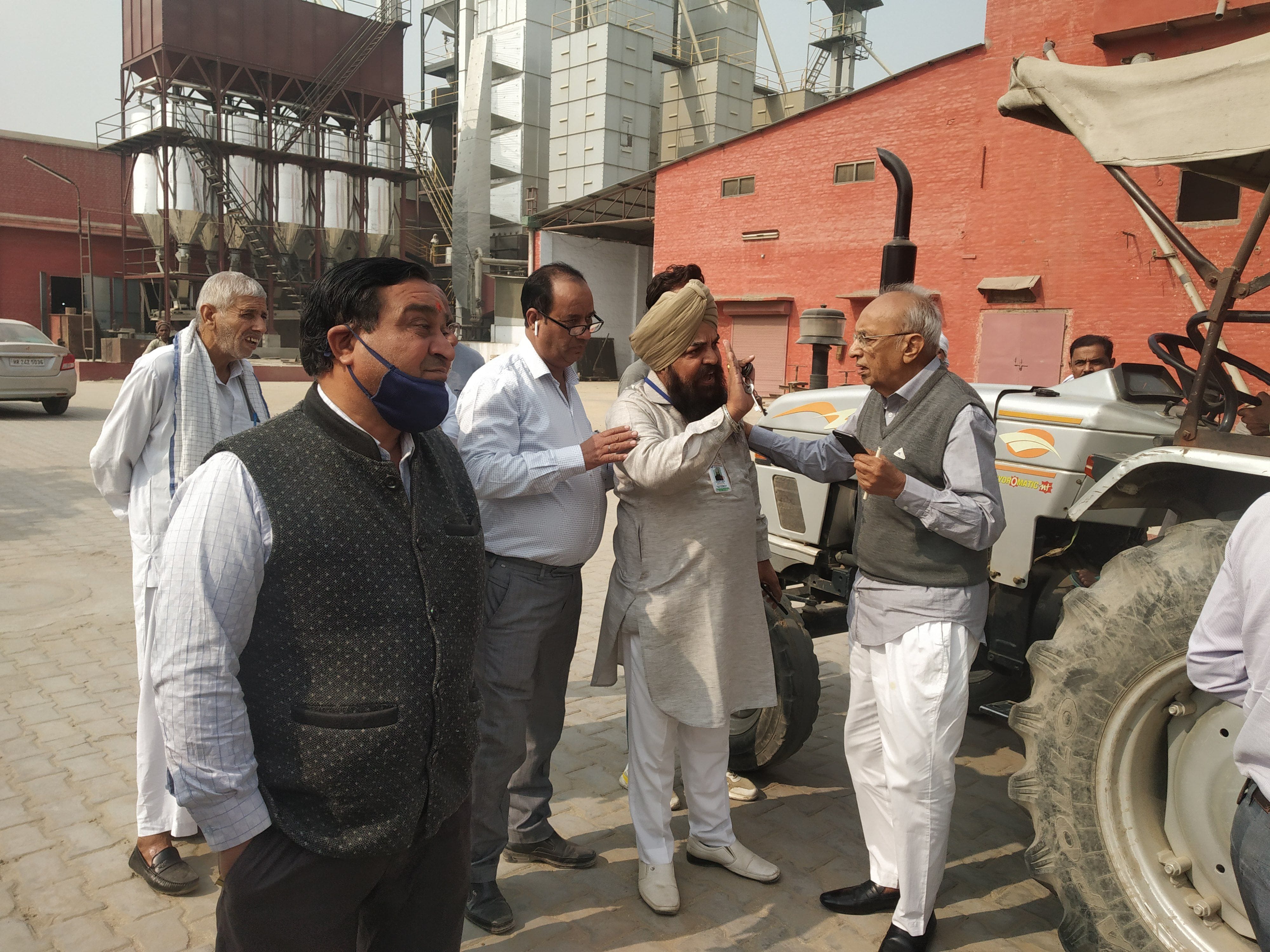 फैक्टरी में लेकर पहुंचे ट्रैक्टर चालक को रोकते मंजीत सिंह के साथ बहस करते फैक्टरी संचालक।  संवाद