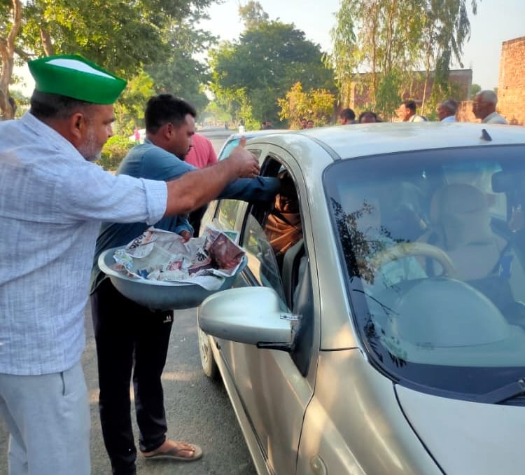कैलसा में कार सवारों को लड्डू बांटते भाकियू टिकैत गुट के नेता। कैलसा में कार सवारों को लड्डू बांटते भाकियू टिकैत गुट के नेता।