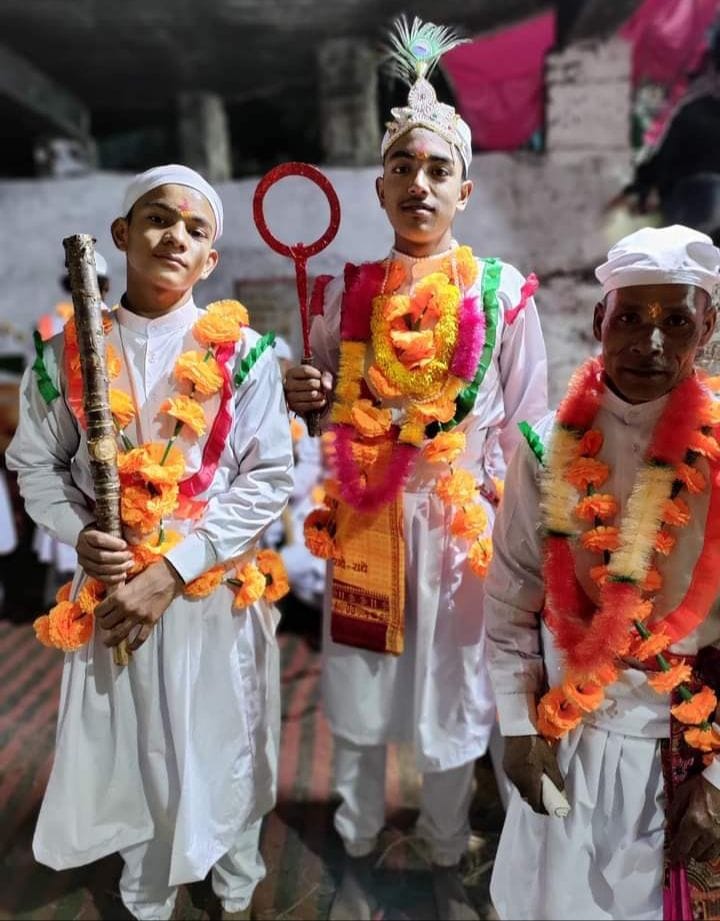 चौखुटिया के रेवाड़ी में ढोल, दमाऊ की थाप पर पांडवलीला का मंचन करते पात्र। चौखुटिया के रेवाड़ी में ढोल, दमाऊ की थाप पर पांडवलीला का मंचन करते पात्र।