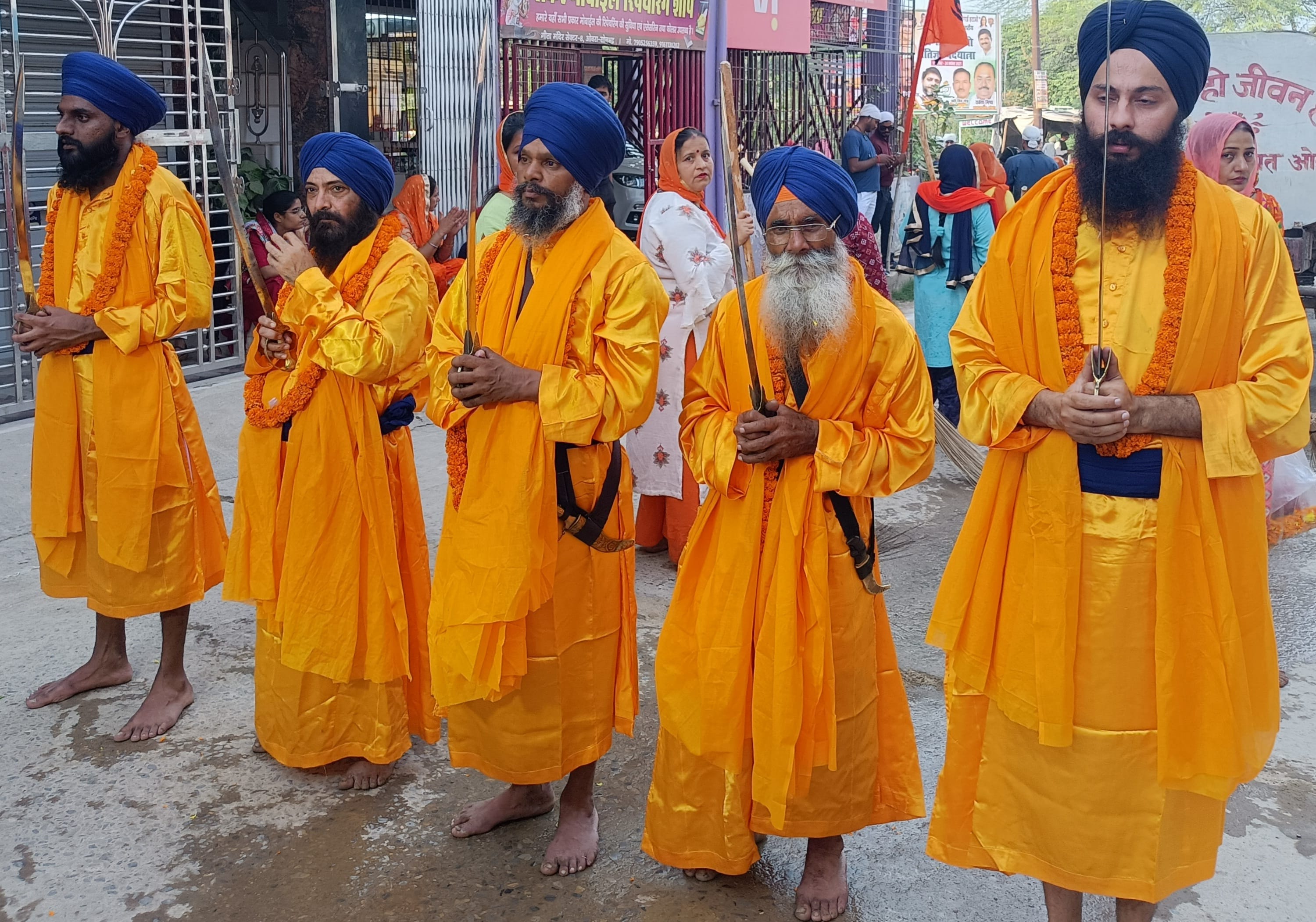 चोपन में गुरुनानक देव के प्रकाश पर्व पर शोभा यात्रा में शामिल पंचप्यारे । चोपन में गुरुनानक देव के प्रकाश पर्व पर शोभा यात्रा में शामिल पंचप्यारे ।