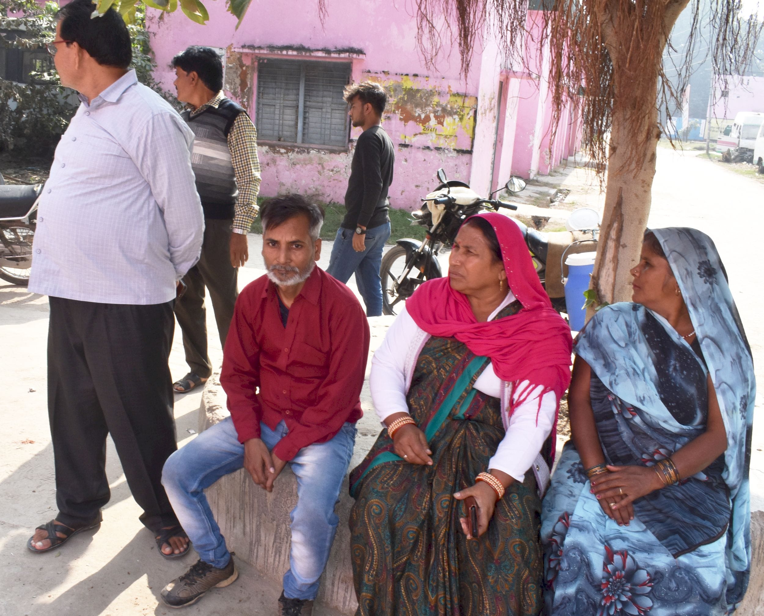 मर्च्यूरी हाउस में मगगीन बैठे आदित्य उर्फ अमन पटेल के परिजन। संवाद
