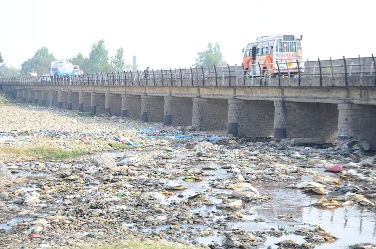 40 Ton Sampah Dibuang Setiap Hari Di Tepi Sungai Ravi