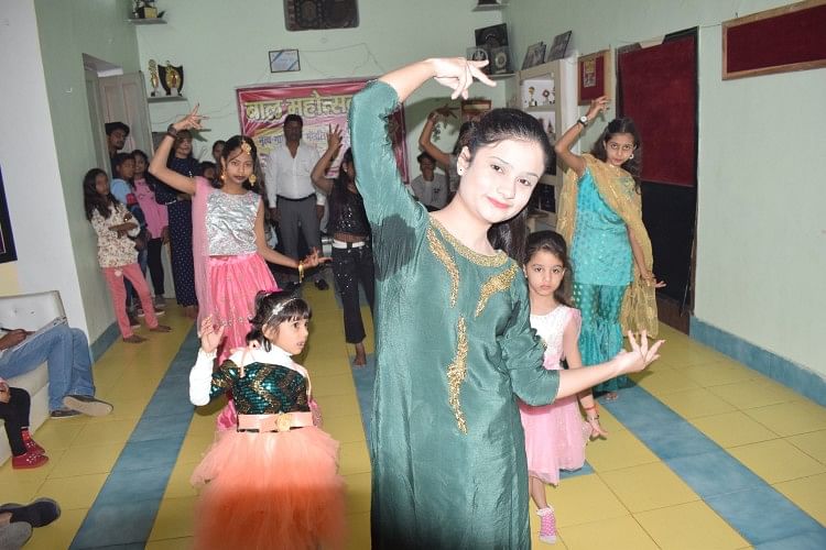 ऑडीशन में प्रतिभागियों ने दिखाई प्रतिभा शाहजहांपुर में होने वाले बाल महोत्सव के लिए नृत्य का आडीशन देते प्रतिभागी । संवाद