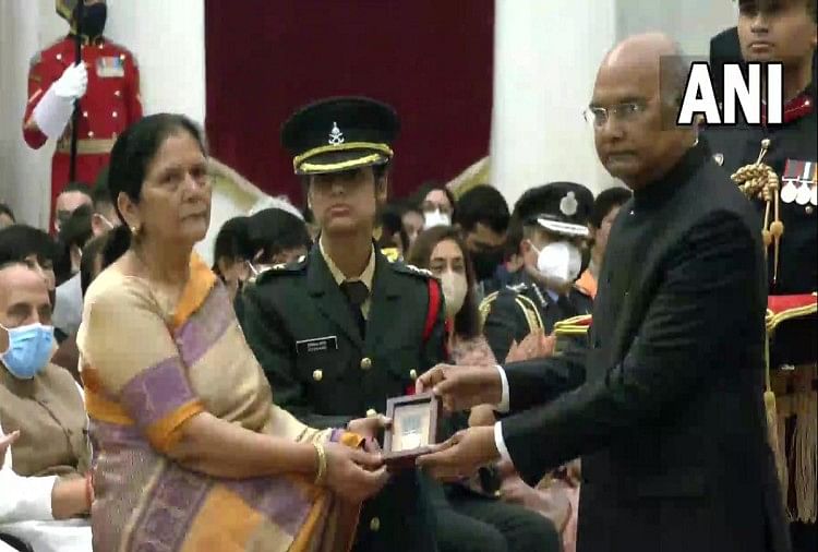मेजर विभूति शंकर ढौंडियाल की मां सम्मान लेती हुईं