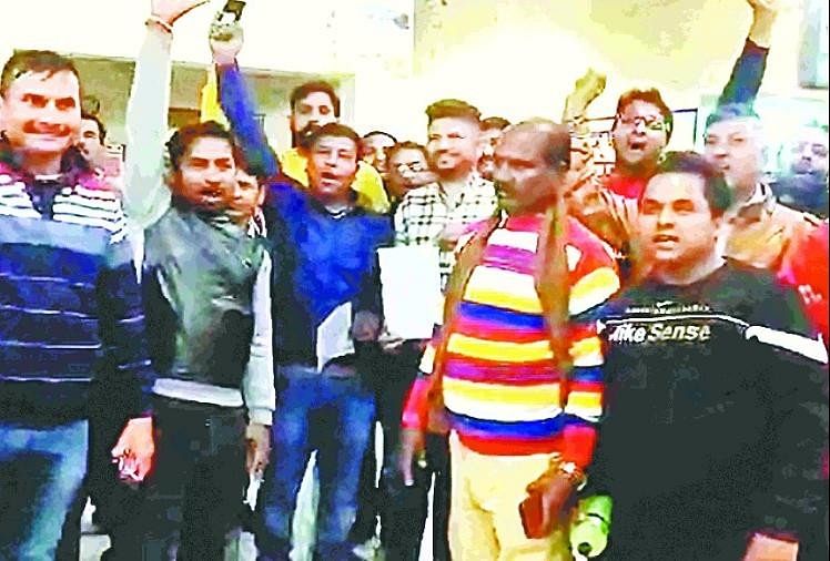 लापरवाही: ऊधमपुर-प्रयागराज स्पेशल ट्रेन में कोच लगाना भूले कर्मचारी, पठानकोट में यात्रियों ने किया हंगामा