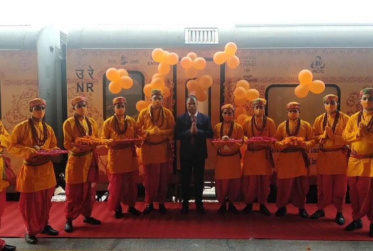 Madhya Pradesh: Orang-orang kudus Ujjain memprotes seragam safron para pelayan Ramayana Express, memperingatkan dengan menulis surat kepada Menteri Perkeretaapian Madhya Pradesh: Orang-Orang Suci Ujjain Memprotes Seragam Saffron Para Pelayan Ramayana Express