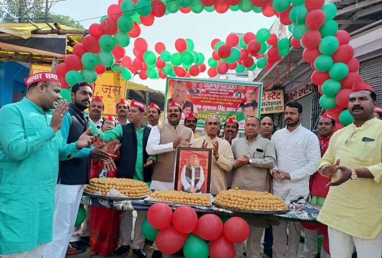 वाराणसी में मुलायम सिंह यादव का जन्मदिन मनाया गया