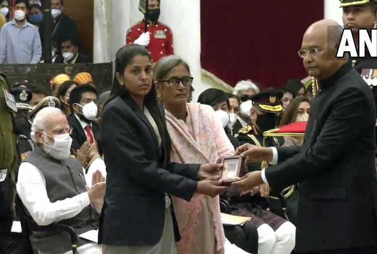 नायब सूबेदार सोमबीर की मां और पत्नी सम्मान लेती हुईं