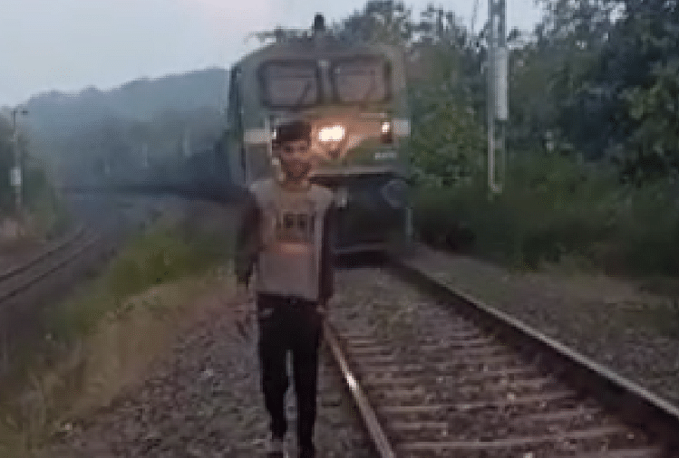 Video Viral: Seorang Pria Membuat Video Di Jalur Kereta Api Di Hoshangabad Ditabrak Kereta Barang, Meninggal Karena Cedera Kepala – Video Viral: