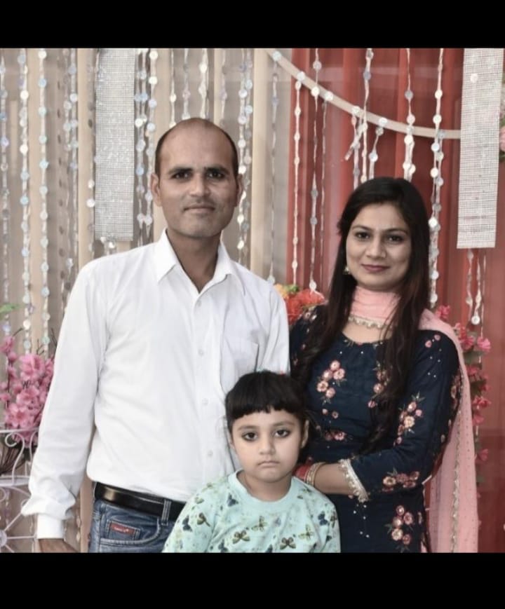 मृतक नवीन अपने परिवार के साथ। फाइल फोटो