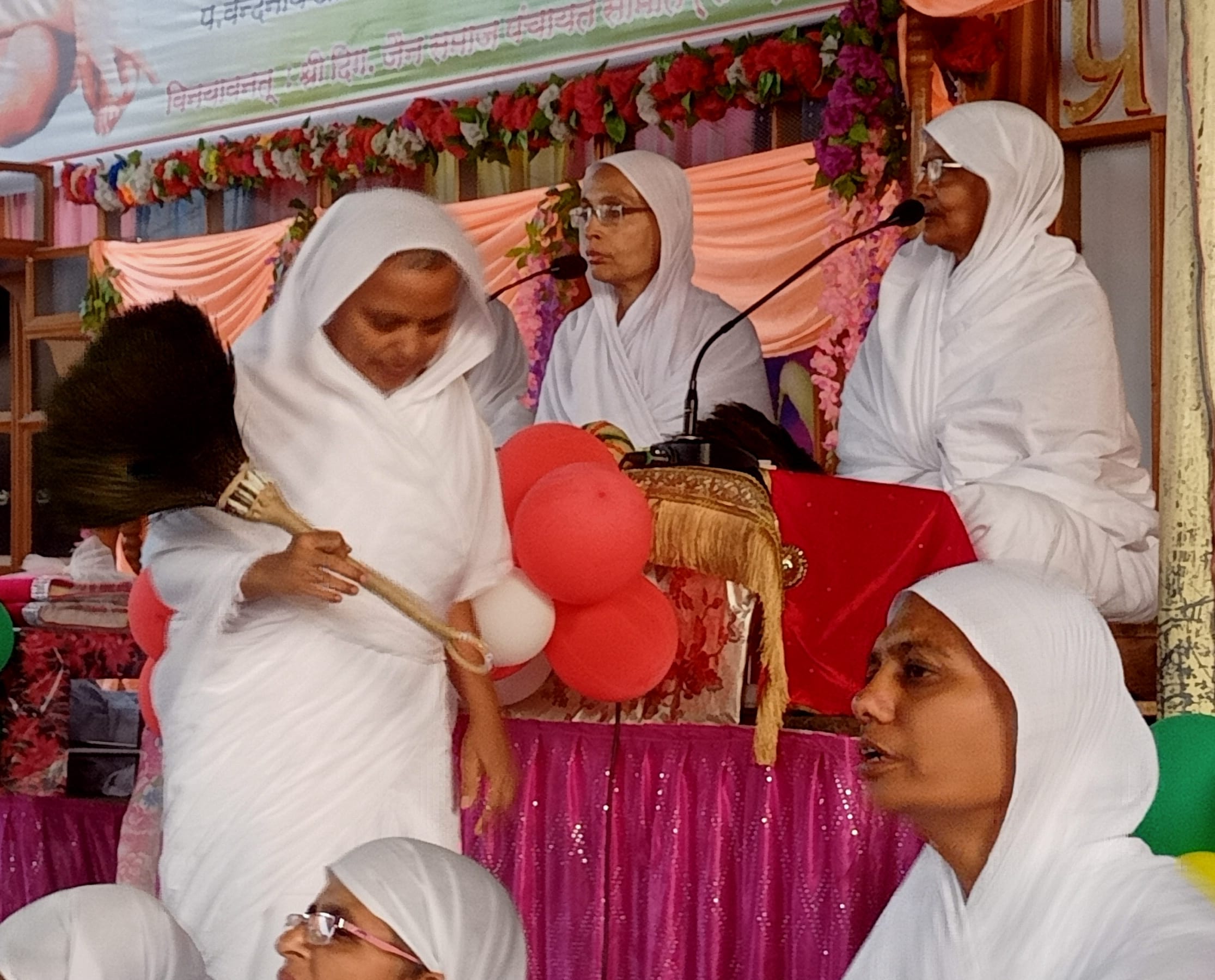 संघस्थ आर्यिका को नवीन पिच्छिका देते संघस्थ आर्यिका को नवीन पिच्छिका देते