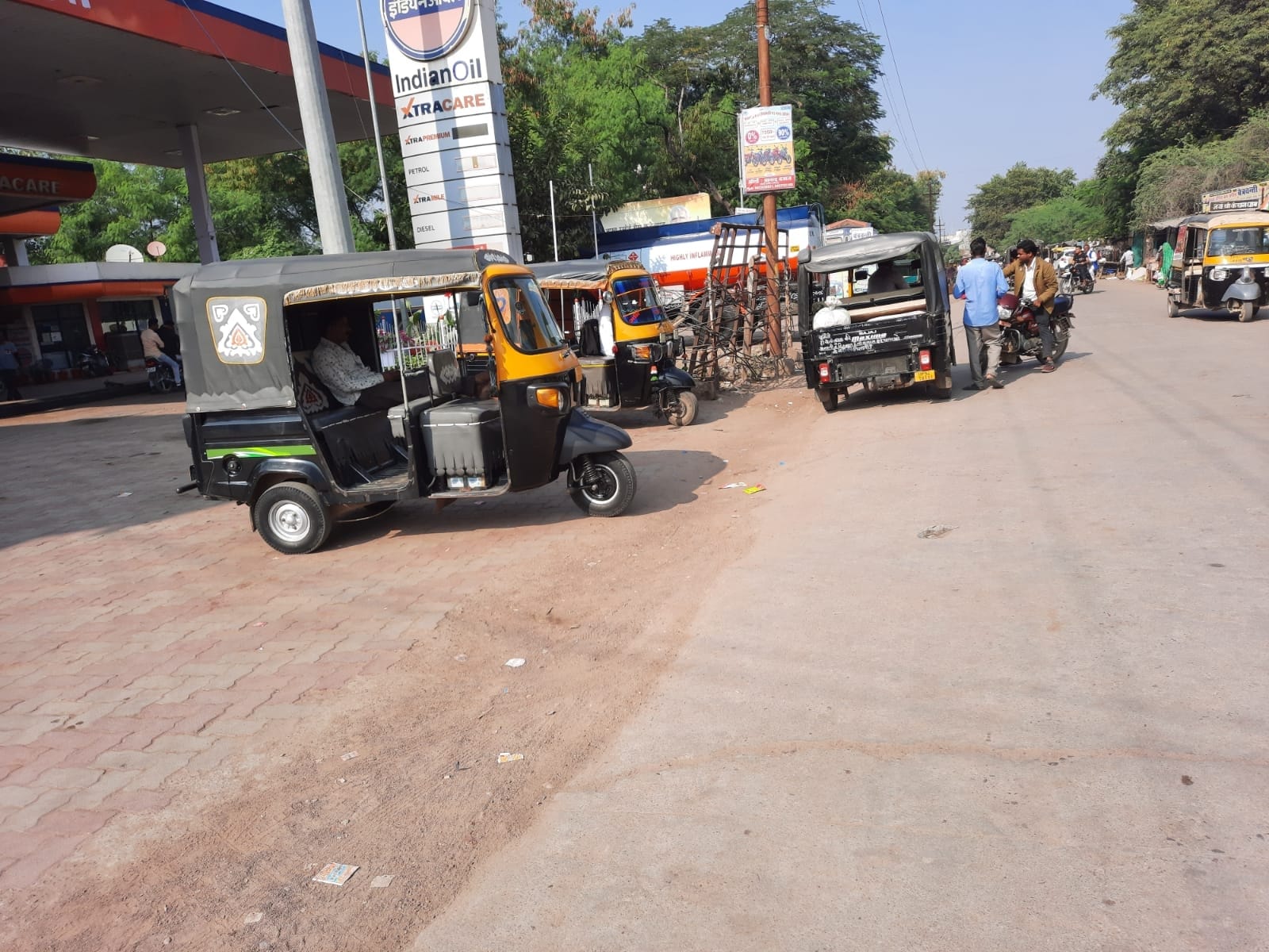 अभिलाषा पेट्रोल पम्प के आगे खड़ी टैक्सी अभिलाषा पेट्रोल पम्प के आगे खड़ी टैक्सी