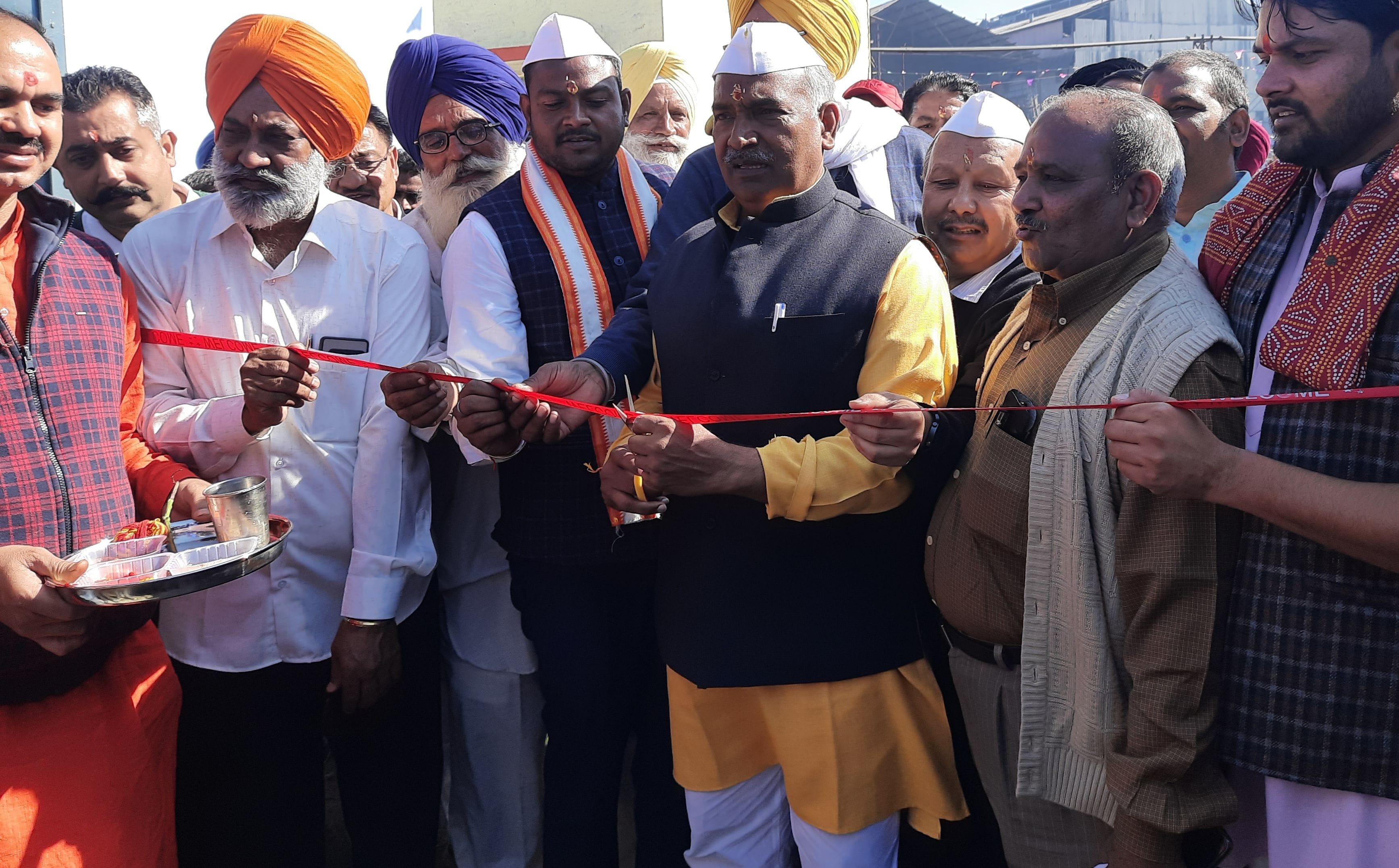 बाजपुर चीनी मिल में फीता काटकर पेराई सत्र का शुभारंभ करते शिक्षा मंत्री पांडेय, प्रवक्ता राजेश। बाजपुर चीनी मिल में फीता काटकर पेराई सत्र का शुभारंभ करते शिक्षा मंत्री पांडेय, प्रवक्ता राजेश।