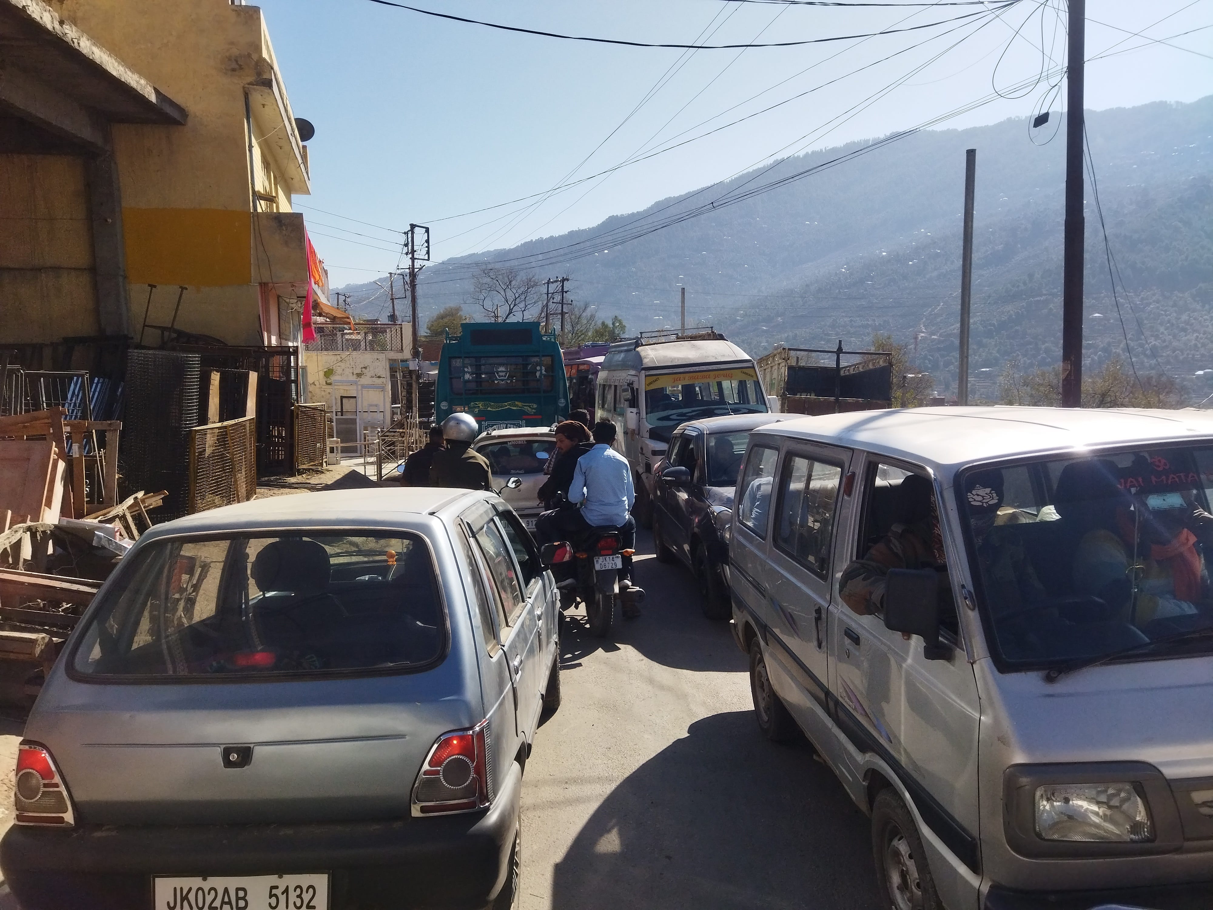 चिनैनी कस्बे में लगा लंबा जाम :- संवाद चिनैनी कस्बे में लगा लंबा जाम :- संवाद