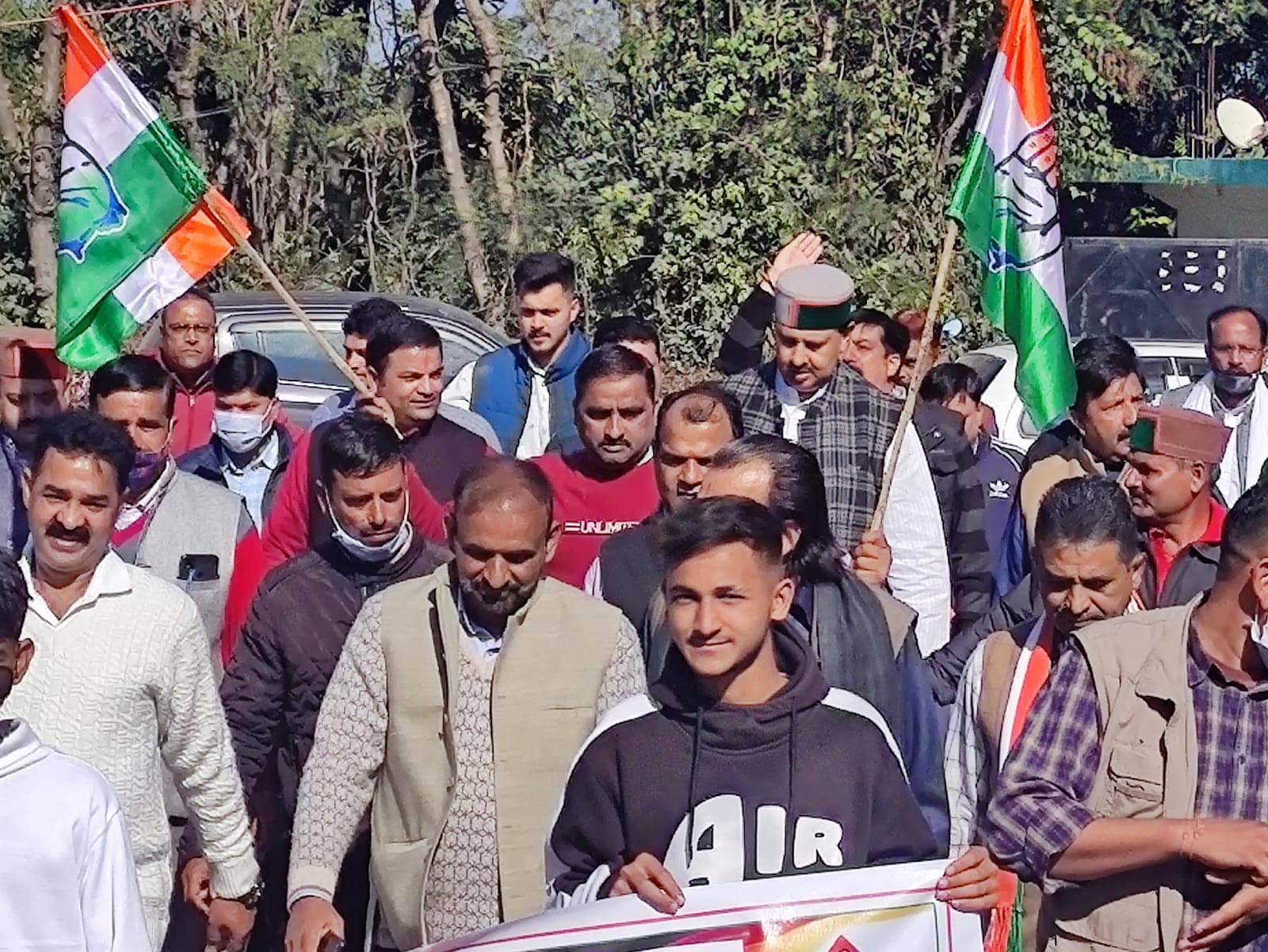 बड़सर में पदयात्रा में भाग लेते कांग्रेस कार्यकर्ता। बड़सर में पदयात्रा में भाग लेते कांग्रेस कार्यकर्ता।