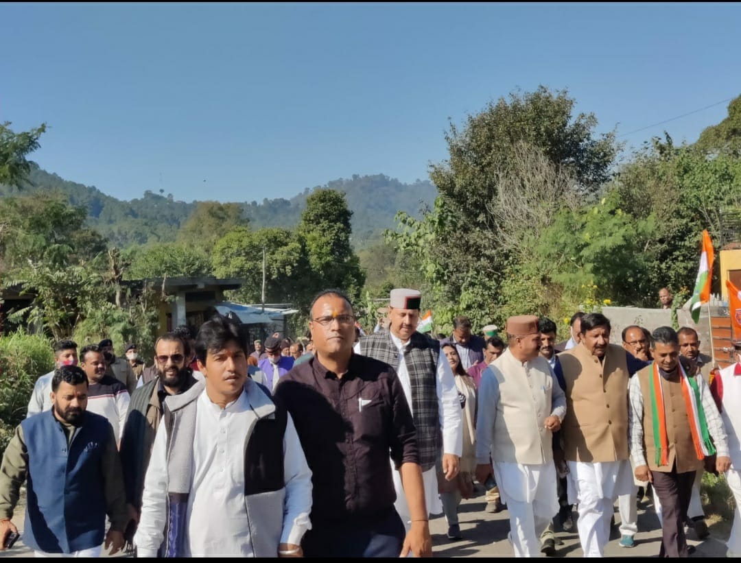 बड़सर में पदयात्रा निकालते कांग्रेस कार्यकर्ता। बड़सर में पदयात्रा निकालते कांग्रेस कार्यकर्ता।