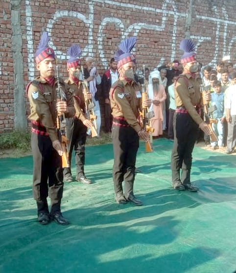 बिजनौर के ग्राम छाछरी टीप के सेना के जवान मनोज कुमार को गार्ड ऑफ ऑनर देते सेना के जवान। बिजनौर के ग्राम छाछरी टीप के सेना के जवान मनोज कुमार को गार्ड ऑफ ऑनर देते सेना के जवान।