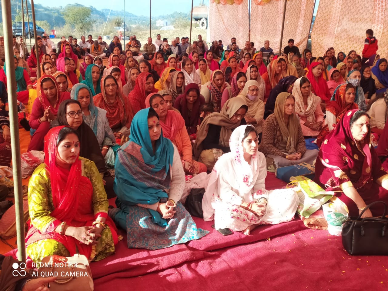 बट्टलबालियां में सत्संग में विचार करते संत सुभाष शास्त्री व सत्संग सुनते श्रद्धालु
