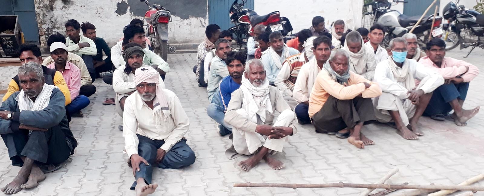 कटरी में जमीन के विवाद में पकड़े गए चंदवा के ग्रामीण। संवाद