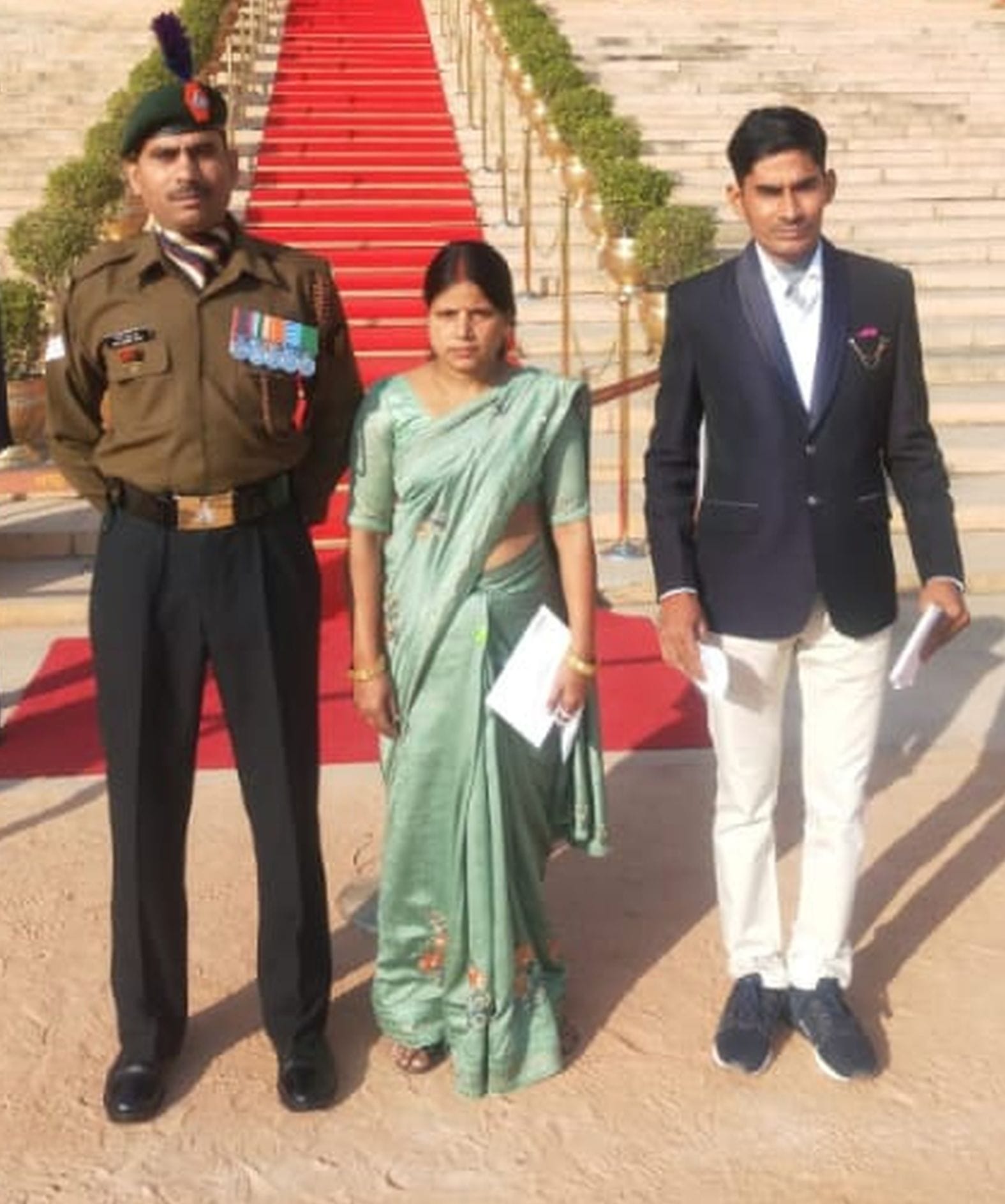 पत्नी और भाई आदेश के साथ हवलदार आलोक दुबे। संवाद पत्नी और भाई आदेश के साथ हवलदार आलोक दुबे। संवाद