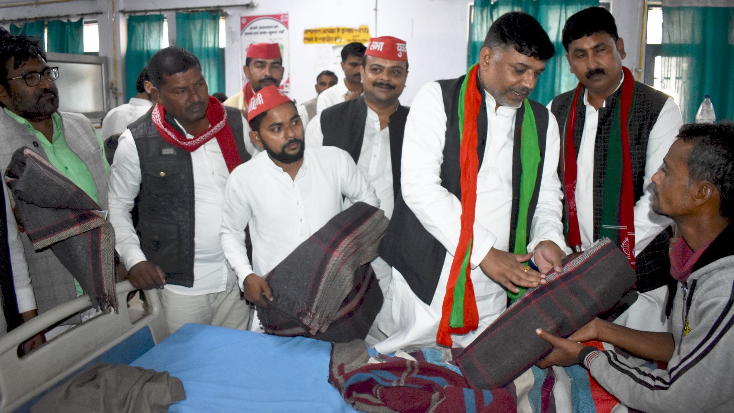 जिला अस्पताल में पूर्व मुख्यमंत्री मुलायम सिंह यादव के जन्मदिन पर मरीजों को कंबल वितरित करते सप? जिला अस्पताल में पूर्व मुख्यमंत्री मुलायम सिंह यादव के जन्मदिन पर मरीजों को कंबल वितरित करते सप?
