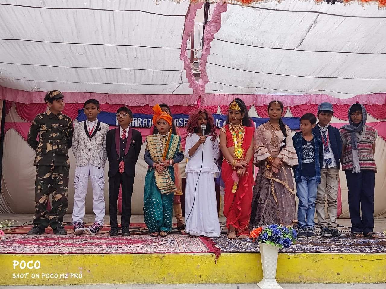 प्रतियोगिता में भाग लेते बच्चे