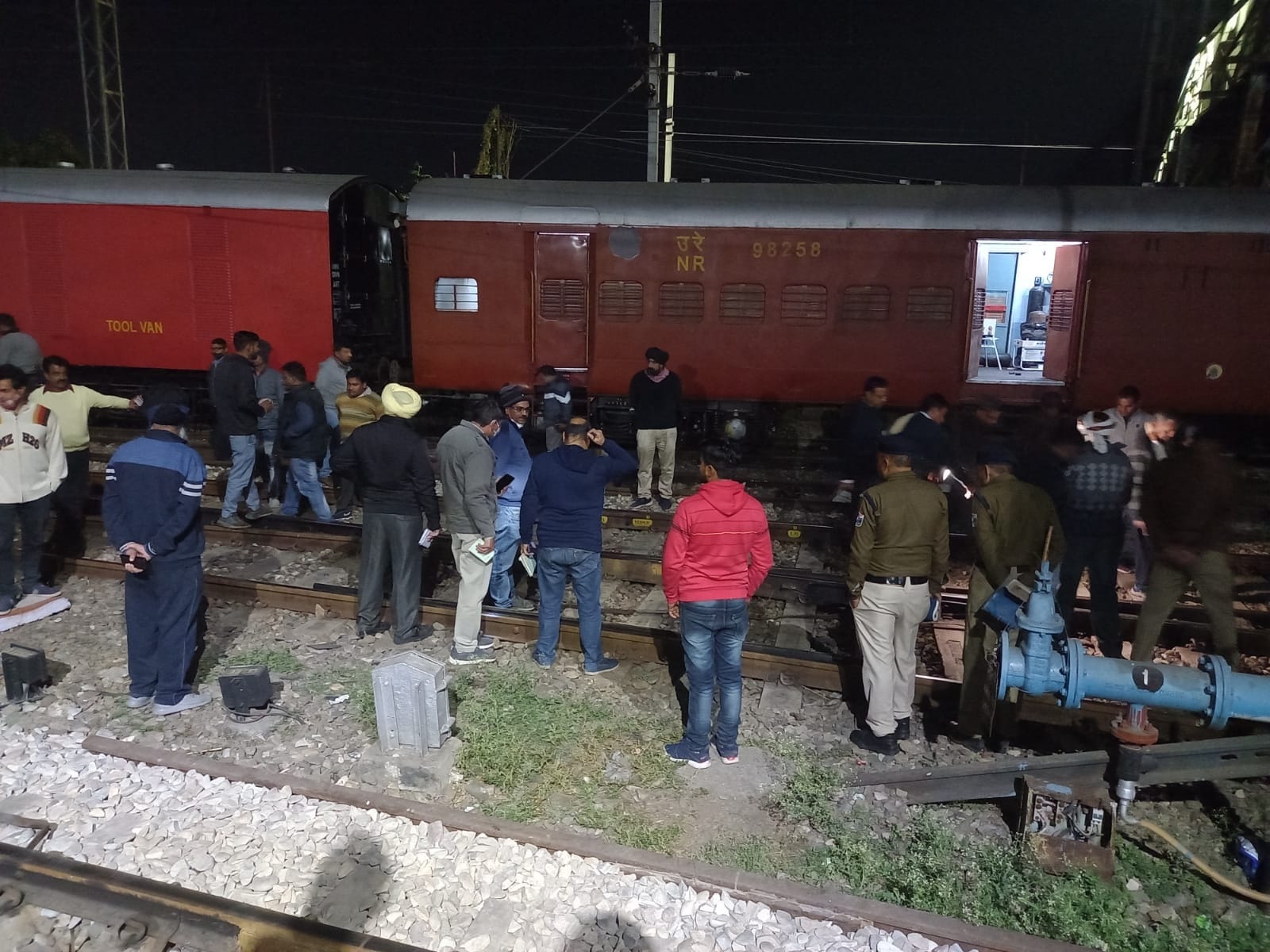 हादसा स्थल का निरीक्षण करते एडीआरएम व अन्य।