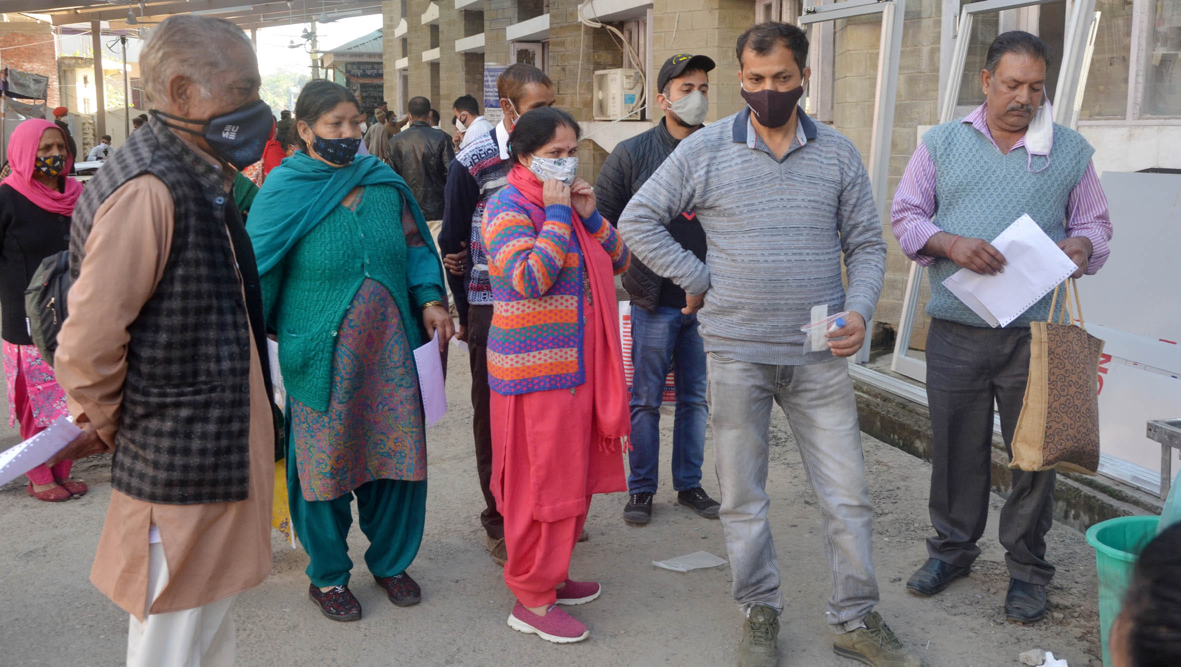 मेडिकल कॉलेज में पर्ची काउंटर की साथ ही कोरोना टैसट करवाने के लिए खड़े लोग। मेडिकल कॉलेज में पर्ची काउंटर की साथ ही कोरोना टैसट करवाने के लिए खड़े लोग।
