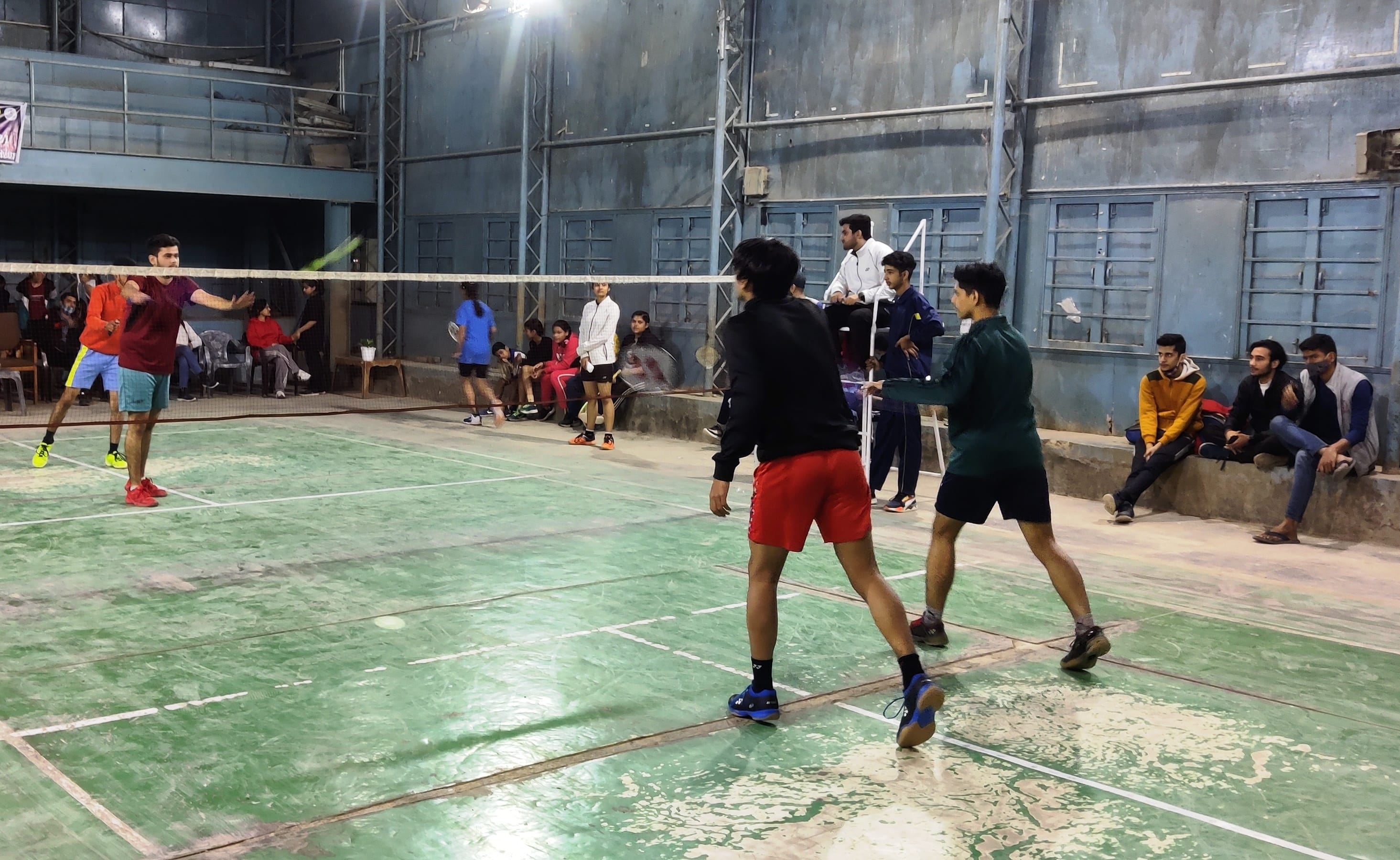 उधमपुर में बैडमिंटन टूर्नामेंट में हिस्सा लेते खिलाड़ी और खिलाड़ियों से मिलते मुख्य मेहमान