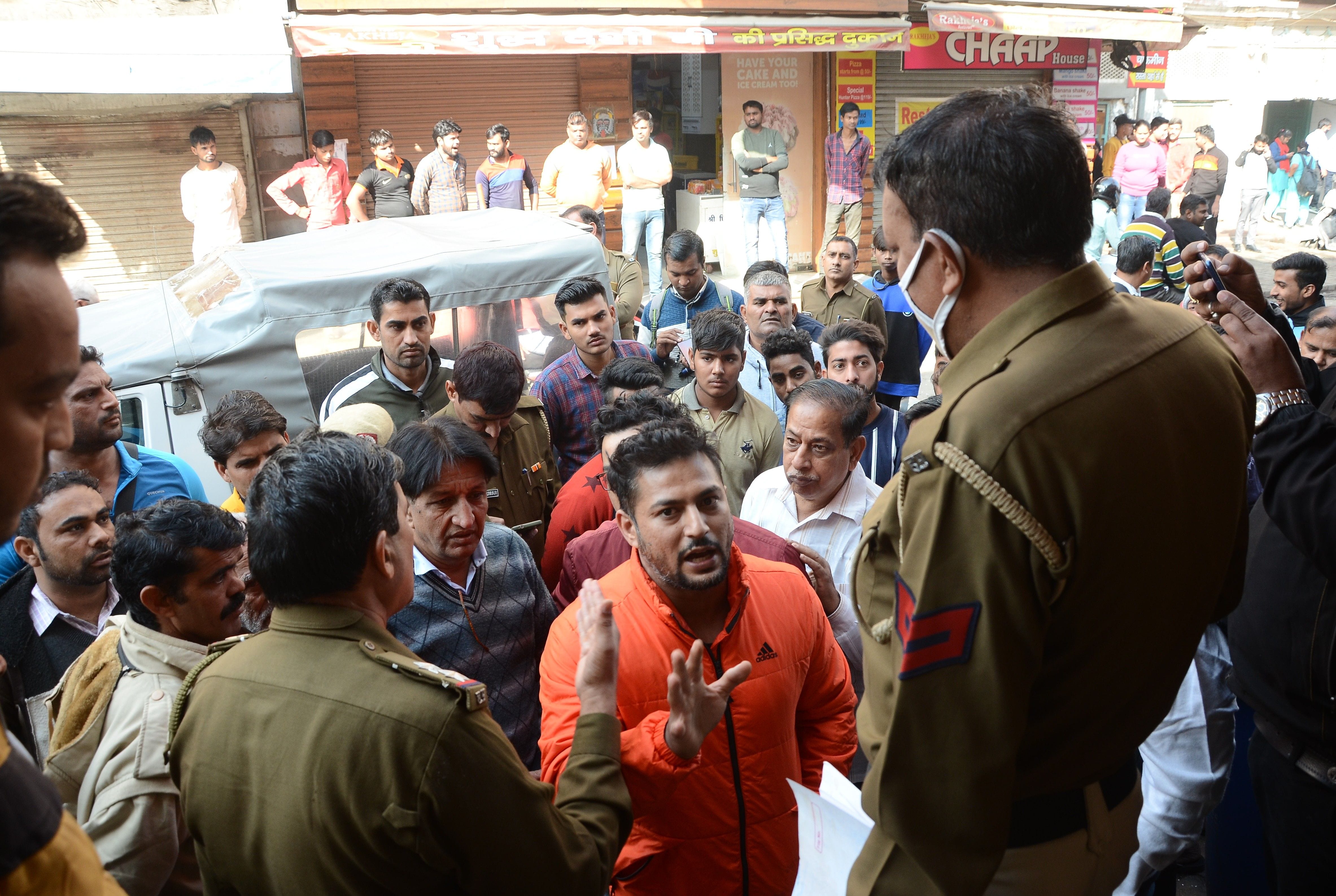 05 फोटो रखेजा मिष्ठान भंडार के संचालक से जानकारी जुटाते सिविल लाइन एसएचओ राधेश्याम। 05 फोटो रखेजा मिष्ठान भंडार के संचालक से जानकारी जुटाते सिविल लाइन एसएचओ राधेश्याम।