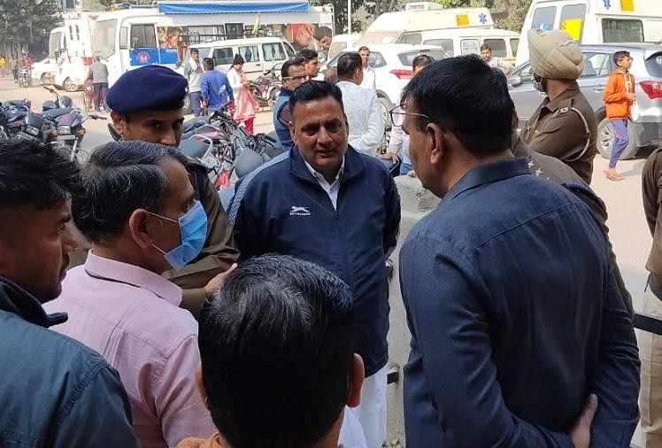 जींद: रोहतक रोड पर दो लोगों पर फायरिंग, एक की मौत, दूसरा घायल अस्पताल पहुंचे डीएसपी जितेंद्र।