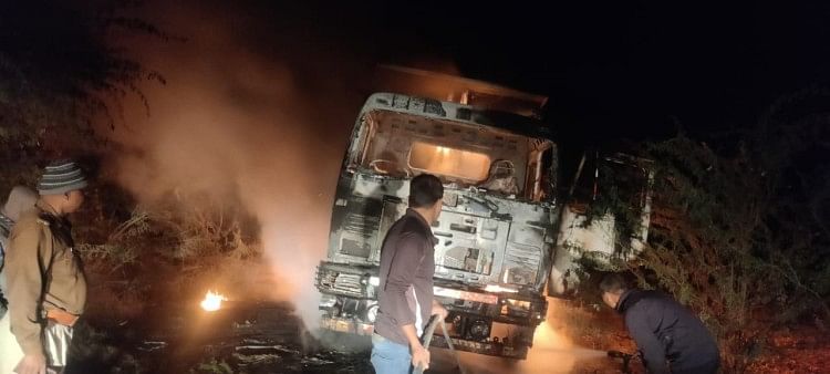 Kanpur Dehat : Dumper Menginjak Pengendara Sepeda, Penduduk Desa Membakar Kendaraan
